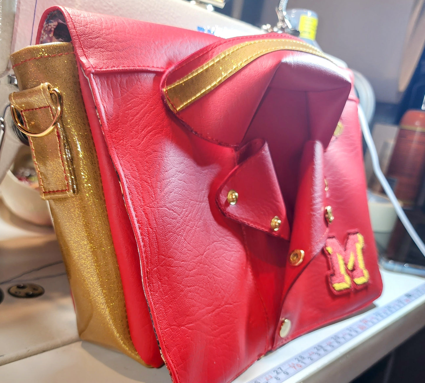 Thriller crossbody