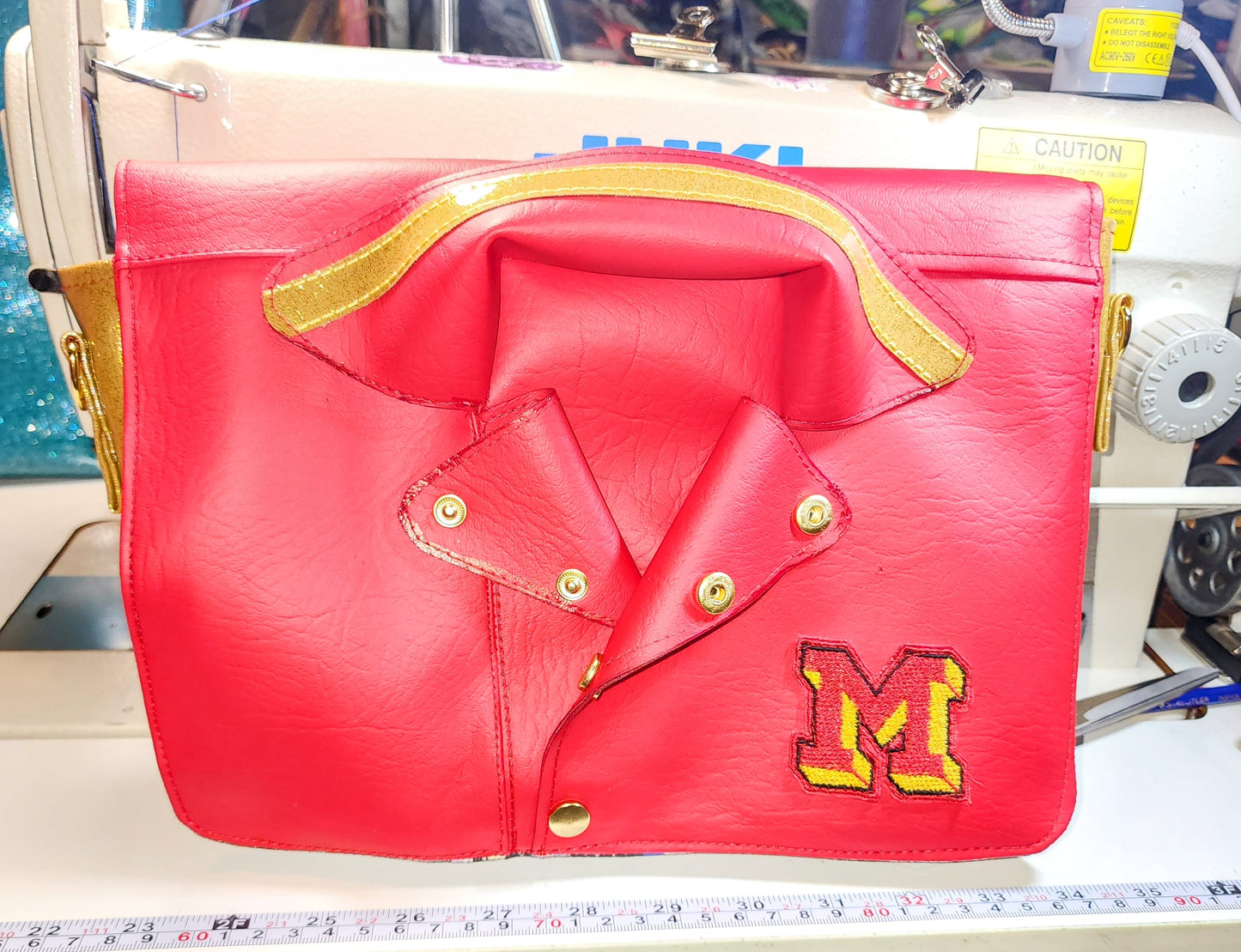 Thriller crossbody
