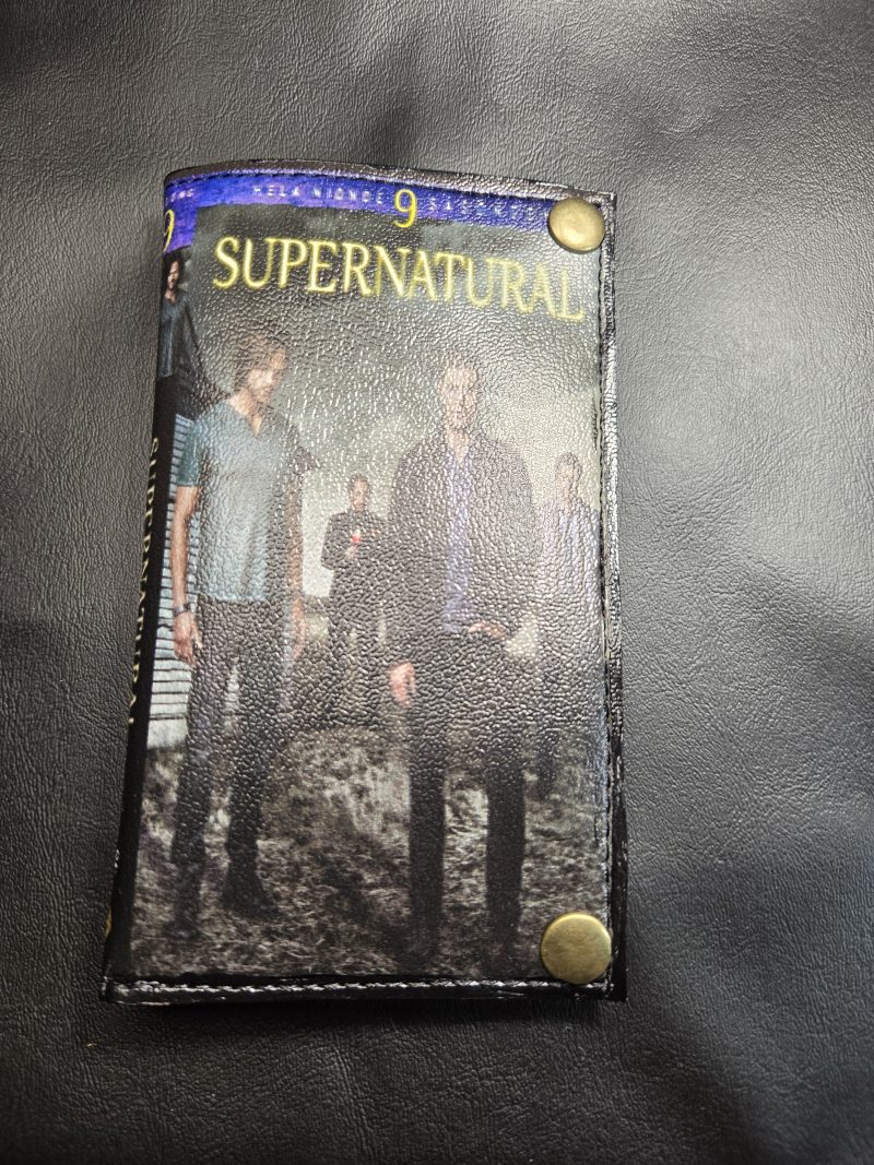 mini-draco-supernatural-season-9-wallet-front.jpg Handmade Mini Draco Supernatural Season 9 bifold wallet featuring DVD cover artwork with Sam and Dean Winchester and gold-tone snaps.